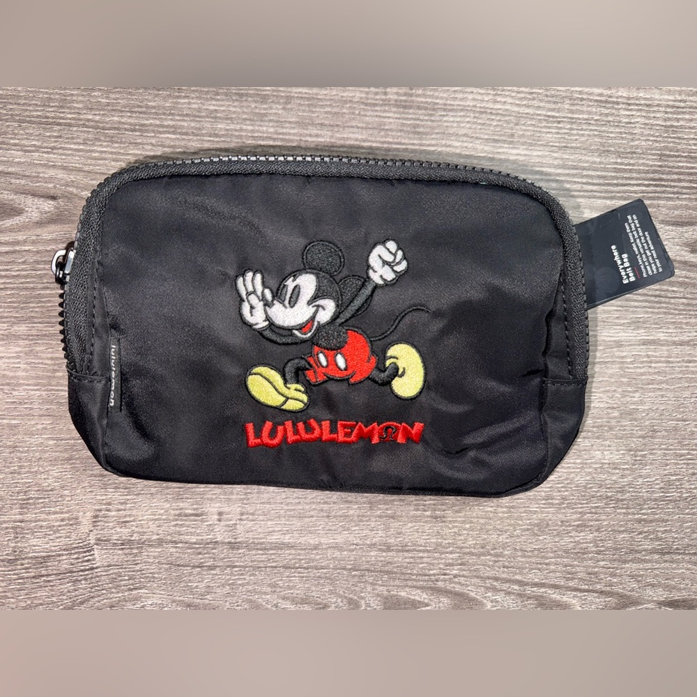 NEW DISNEY PARKS LULULEMON MICKEY EVERYWHERE BELT BAG FANNY PACK BLACK STRAP ✨